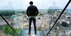 Spannend: hoog boven Arnhem op een glazen balkon