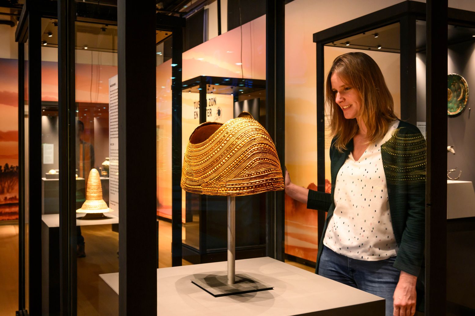 Twee van de unieke topstukken in deze expositie: de gouden hoed van  Schifferstadt en de gouden cape van Mold. Ook dat maakten ze in de Bronstijd. Foto: Rijksmuseum van Oudheden © Mike Bink