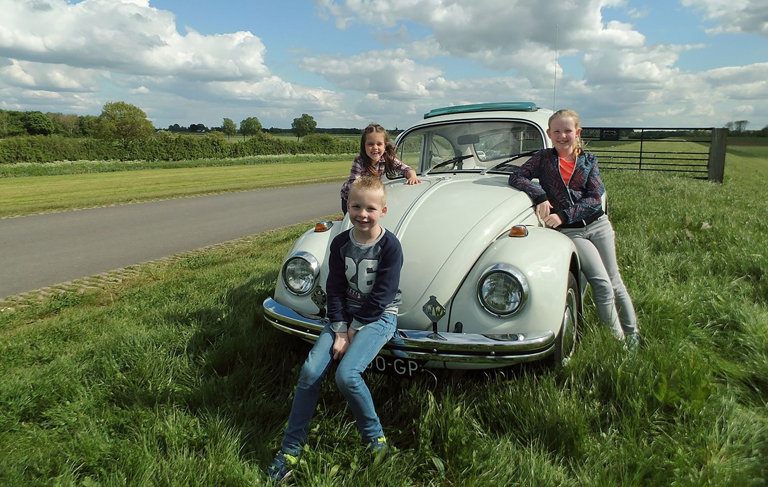 Huur een klassieke Volkswagen en ga eropuit met het hele gezin. Foto: Vintagecars Wapenveld