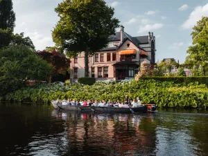 Zie historische plekken in Groningen vanaf het water. Foto: De Borrelvloot