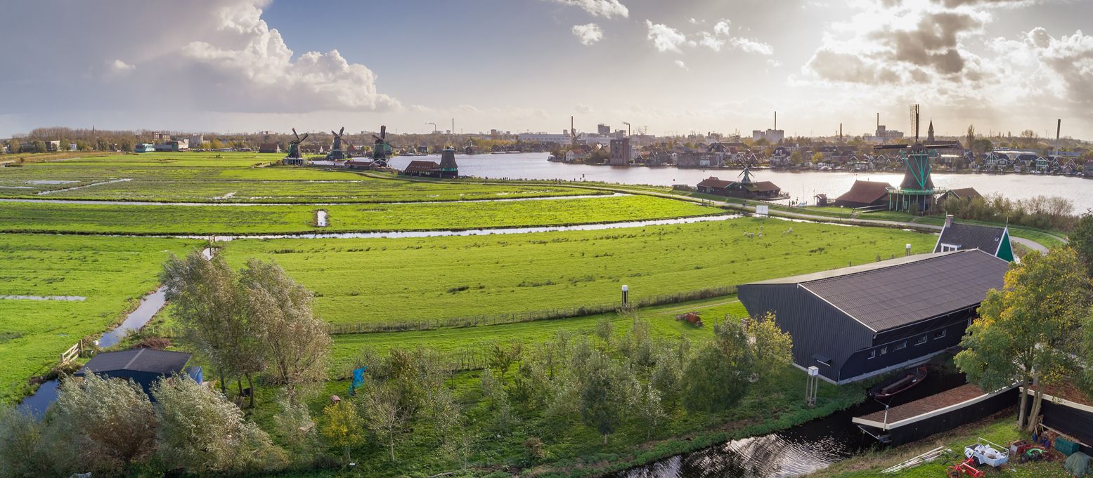 Rechtsvoor Molenmuseum De Zaansche Molen met daarachter de molens van de Zaanse Schans. Eigenlijk zijn de molens het buitengebied van het museum. Foto: Vereniging De Zaansche Molen