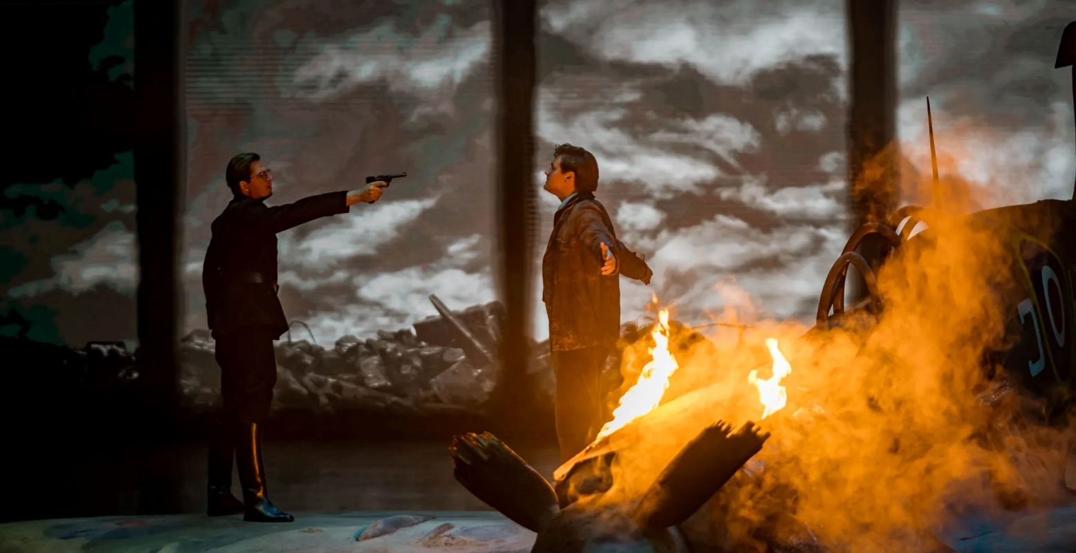 De musical 40-45 is een waar spektakel, dankzij rijdende tribunes, intense geluidseffecten en gigantische voertuigen in de zaal. Foto: Studio 100