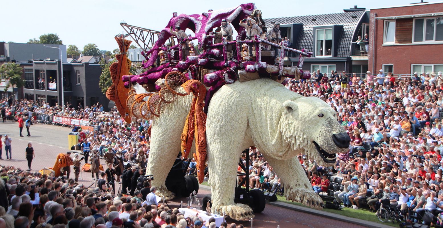 Bewonder de gigantische praalwagens van Corso Zundert, het grootste corso ter wereld. Hier valt je mond van open! Foto: Erwin Martens