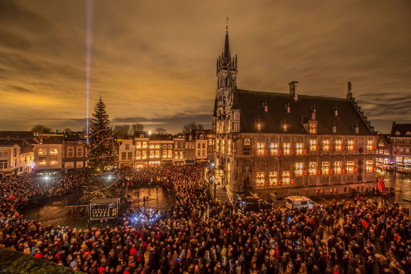 De enorme kerstboom voor het door kaarsjes verlichte stadhuis van Gouda. Foto: VVVGouda © OscarLimahelu