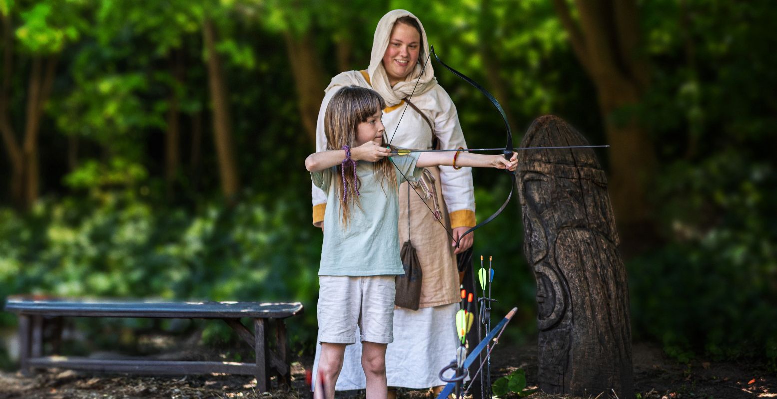 Leer boogschieten als The Hunger Games-personage Katniss in het preHistorisch Dorp. Foto: preHistorisch Dorp