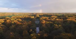 Wandel op het Torenpad van hoogtepunt naar hoogtepunt Prachtige herfstkleuren schilderen het Overijsselse landschap. Beeld: still uit promotiefilm Provincie Overijssel.