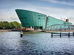 Ontdek de wetenschap in een bijzonder museumgebouw. Foto: NEMO Science Museum © DigiDaan