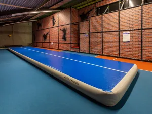 Gymkunstjes uitvoeren op de AirTrack mat. Foto: Indoorpretpark Maassluis