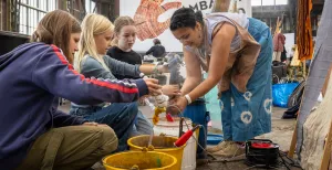 Handen uit de mouwen op het Ambacht in Beeld Festival! Op het Ambacht in Beeld Festival is ongelofelijk veel te doen. Foto: Stichting Ambacht in Beeld © Bram Kloos