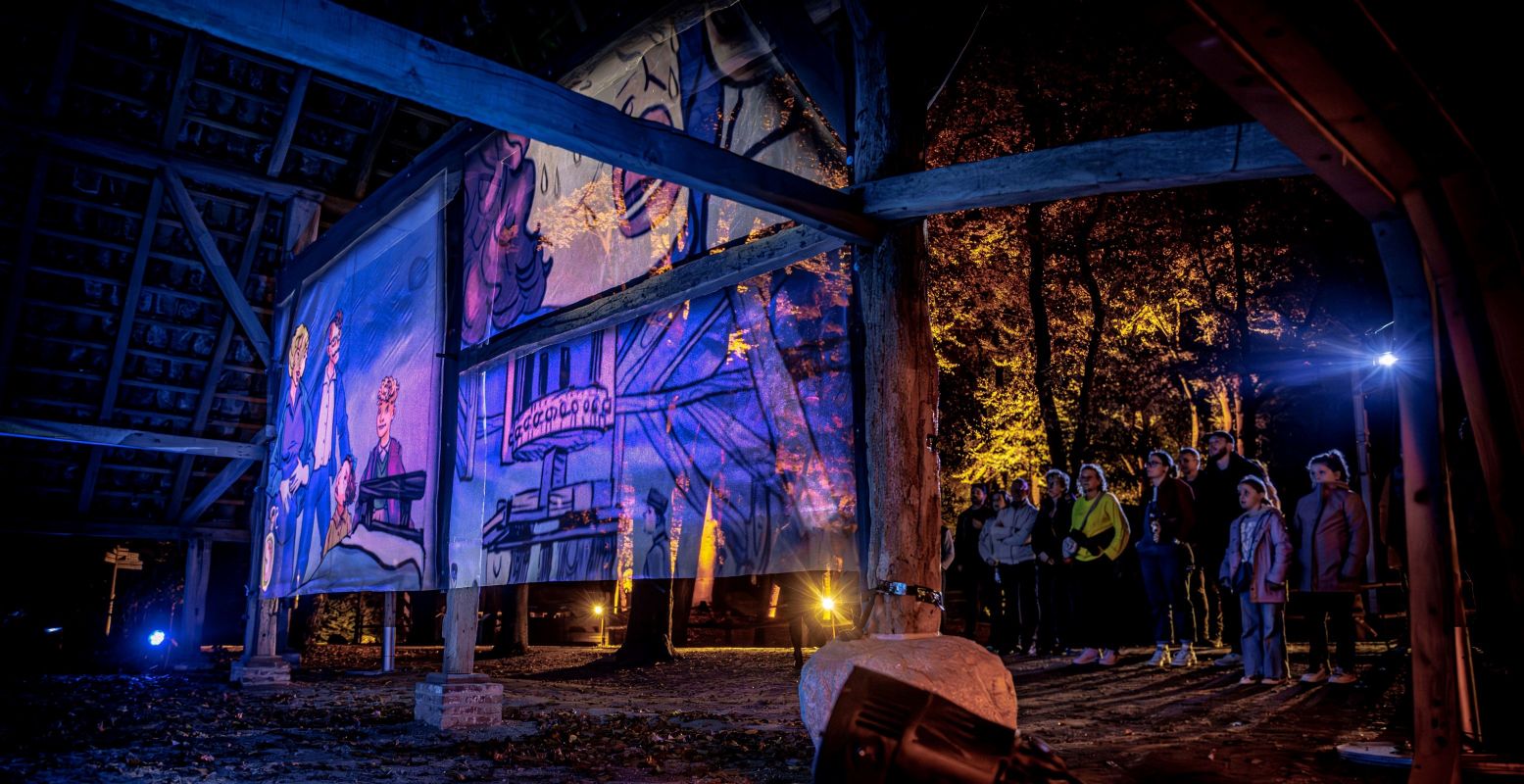 De nieuwe lichtroute Uitgelicht neemt je mee op een tijdreis naar Arnhem tijdens de Tweede Wereldoorlog. Foto: Nederlands Openluchtmuseum © Jorrit Lousberg