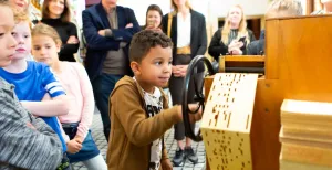 Win kaartjes voor een uitstapje Zwengel een leuk speeldoosje aan en ontdek hoe het nou precies werkt. Foto: Museum Speelklok