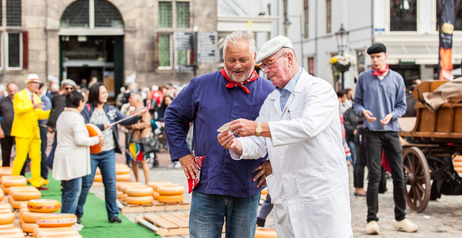 Kaasmarkten in Nederland Bekijk het bijzondere schouwspel en ontdek hoe de kaas vroeger werd verhandeld. Foto: VVV Gouda