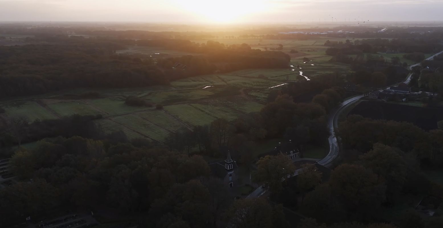 Kronkelige weggetjes voeren je langs schilderachtige kerkjes. Beeld: still uit promotiefilm Provincie Overijssel.