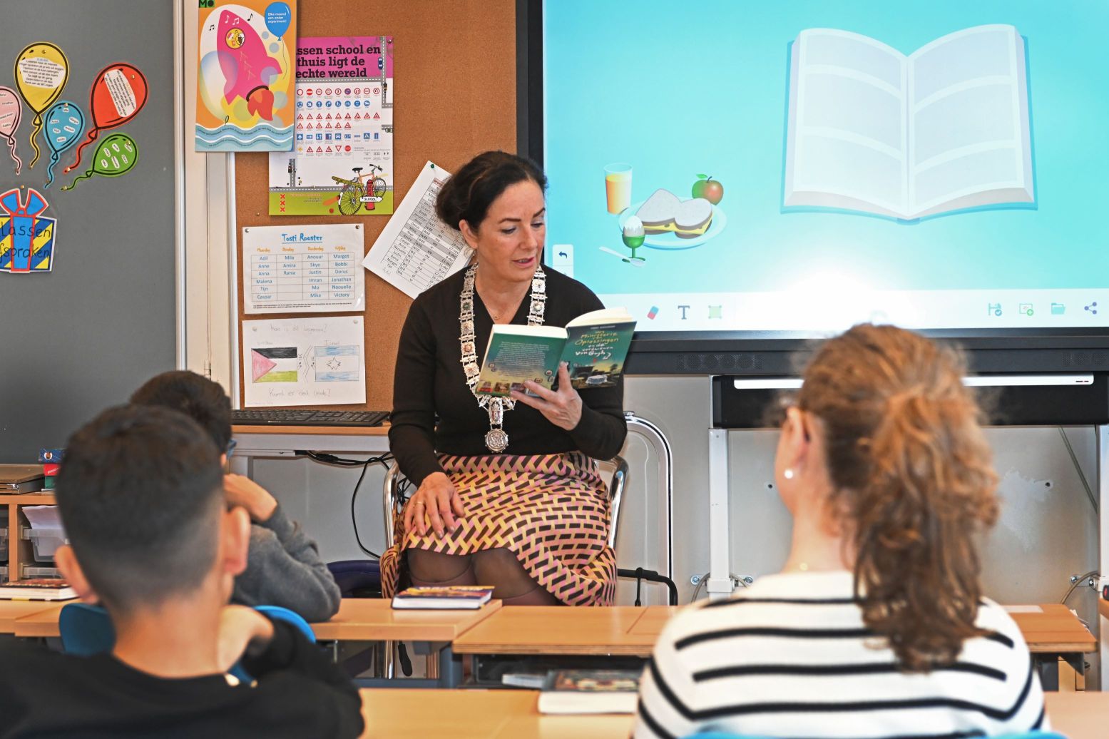 Niet alleen aan peuters en kleuters wordt voorgelezen, ook aan oudere kinderen. Zoals in 2024 door burgemeester Femke Halsema. Foto: Stichting CPNB © Gerlinde de Geus