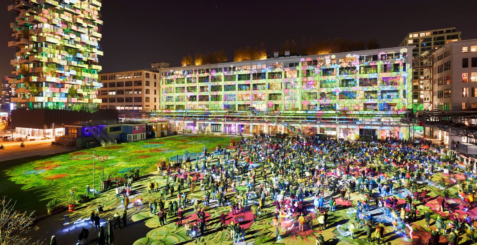 De projecties schijnen als een nieuwe huid over Eindhoven. Foto: GLOW Eindhoven © Bart van Overbeeke