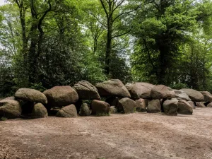 Bekijk indrukwekkende hunebedden. Foto: Hunebedcentrum