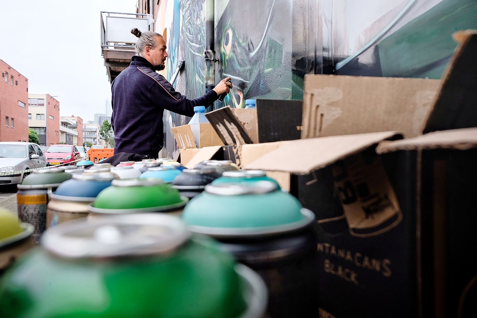 De artiest (Klaas Lageweg) en zijn gereedschap: heel veel verf. Foto: Martine Kiers