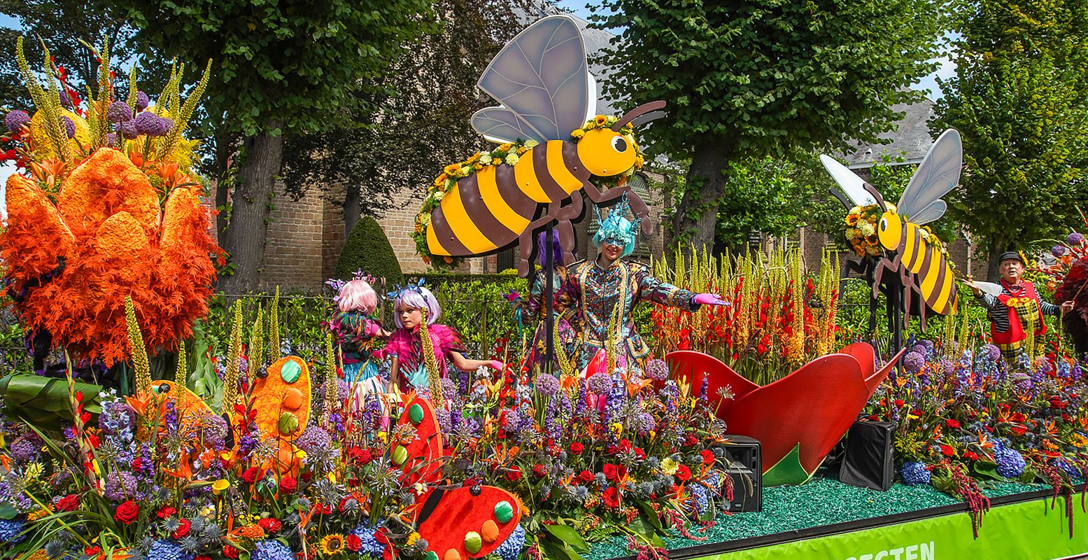 Bij de Flower Parade Rijnsburg maken ze er elk jaar een rijdend bloementheater van rondom één thema. Foto: PR Flower Parade Rijnsburg