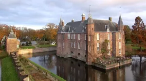 Fotobeschrijving: Afbeelding Slot Zuylen met slotgracht. Foto: (c) Slot Zuylen.