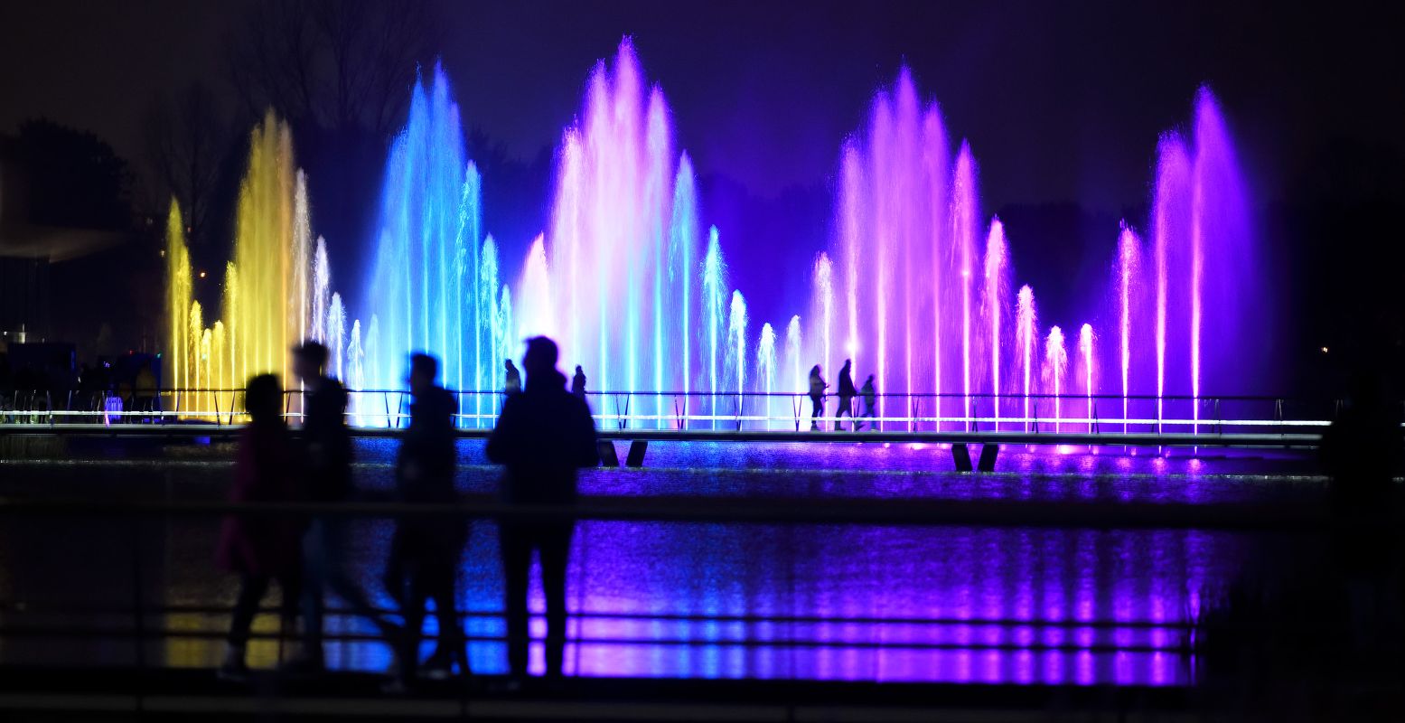 Ontdek spectaculaire lichtkunst door de hele stad. Foto: GLOW Eindhoven © Bart van Overbeeke