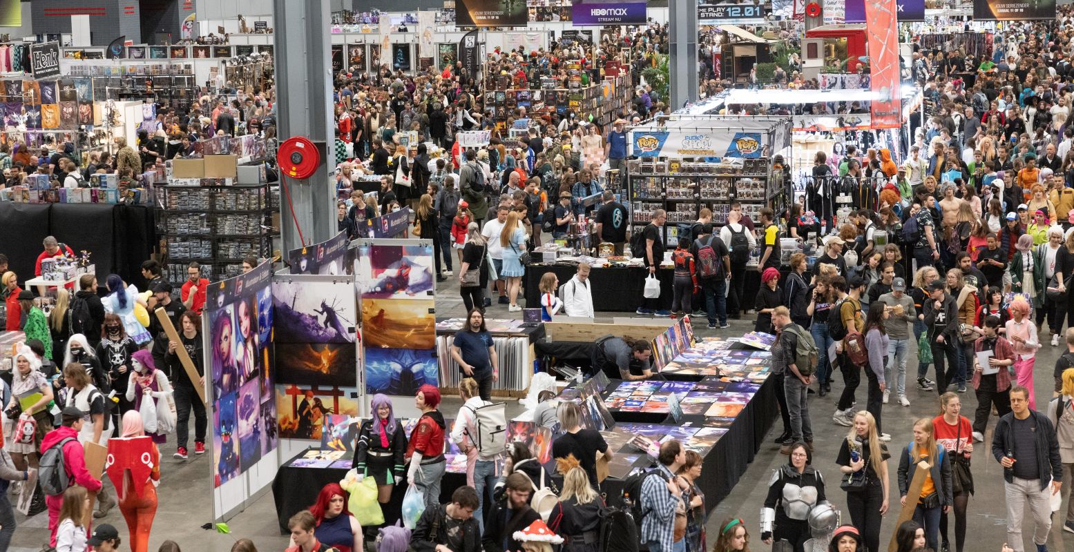 Mensen komen voor de sterren, cosplay en sfeer, maar ook om te shoppen tussen hun favo fantasy spullen, boeken en comics. Foto: Heroes Dutch Comic Con © Bart Nijs