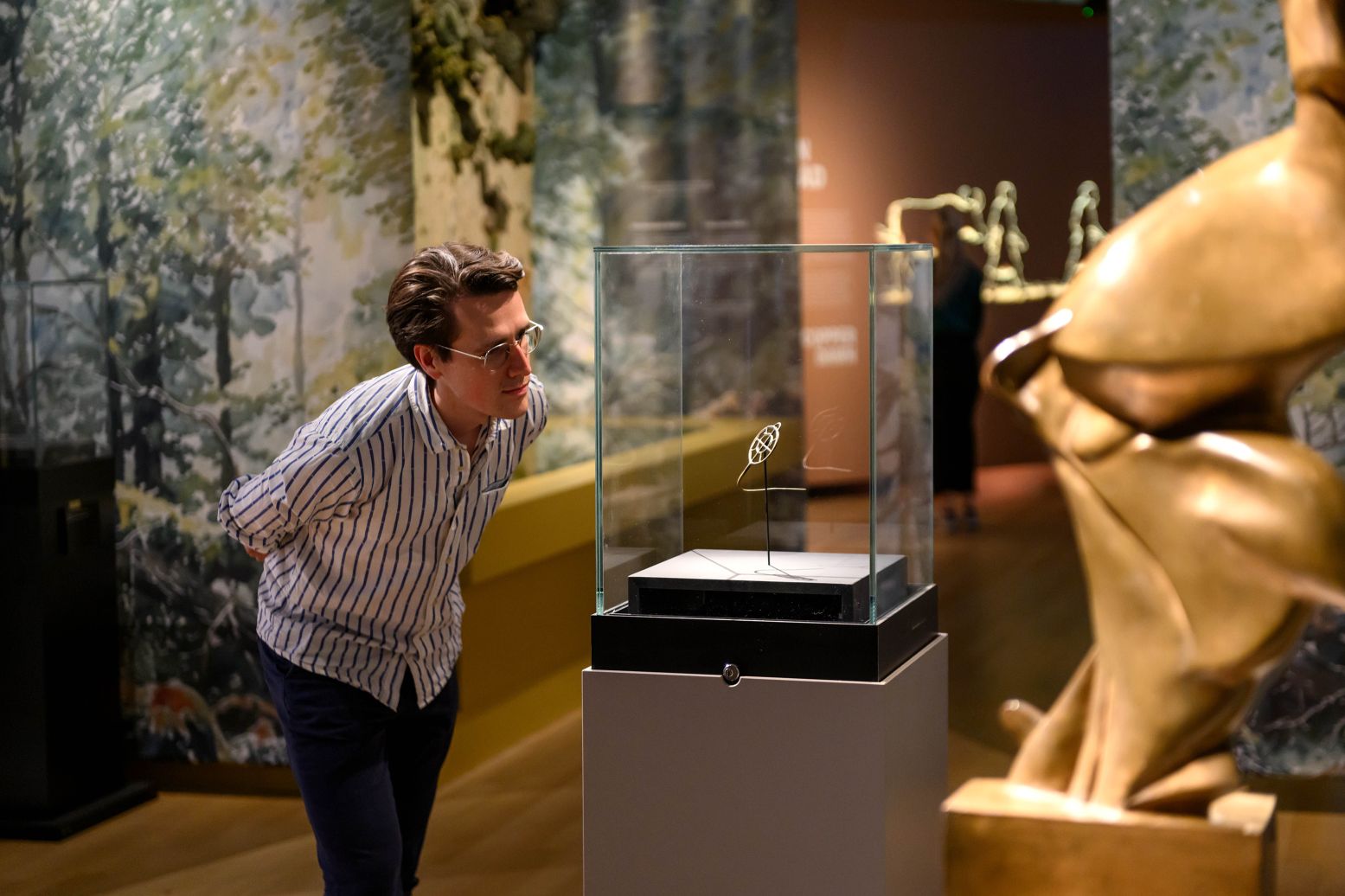 Het eerste voorwerp uit de Bronstijd staat meteen bij het openingsbeeld van de tentoonstelling: een kledingspeld uit 1700 tot 1200 voor Christus. Foto: Rijksmuseum van Oudheden © Mike Bink