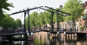 Hollands pareltje vol machtige molens en moderne kunst De binnenstad van Schiedam zit vol met typisch Hollandse plaatjes. Foto: Fleur Kooiman.