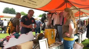 Vlooienmarkt Sportpark Uden zondag 4 mei Fotograaf Ingrid Wardenaar