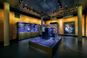 Raak in de ban van GOUD! Tijdens de expo In de ban van GOUD schitteren je de objecten tegemoet! Foto: Goudglans Sieraden - Zaal- Fotografie Aad Hoogendoorn @ Wereldmuseum Leiden