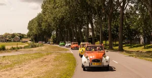 Tuut tuut! Tukken en toeren door Nederland Huur een Eend en toer samen in nostalgische stijl door het land! Foto: Eenden Tours Westland.