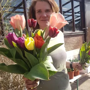 Carla met tulpen in de hand Foto: Anne-Marie Fontijn