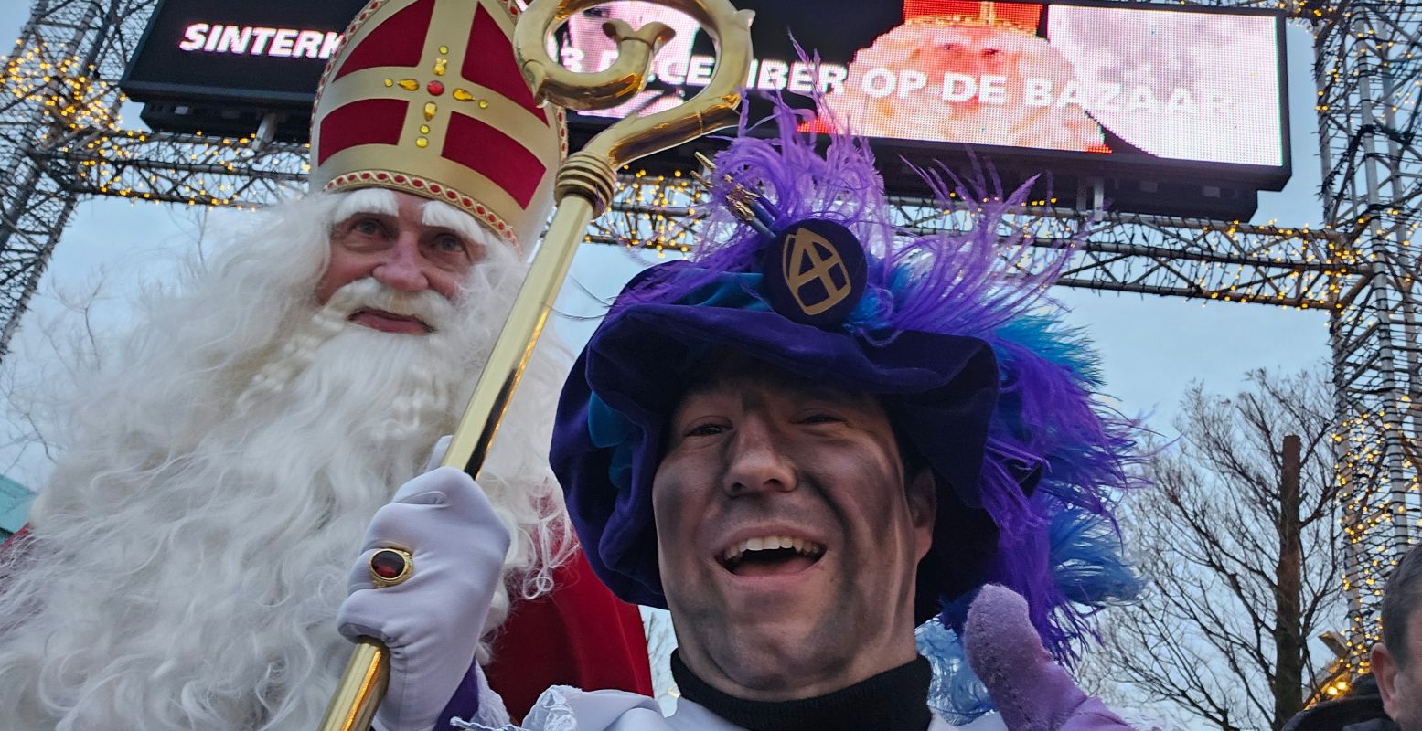 Voor bijzondere cadeautjes uit de hele wereld volg je de pakjesroute door De Bazaar. Zelfs Sint en Piet komen er! Foto: De Bazaar Beverwijk