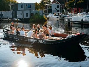 Borrelvloot Onbeperkt borrelen én varen op een boot tegelijk. Foto: De Borrelvloot