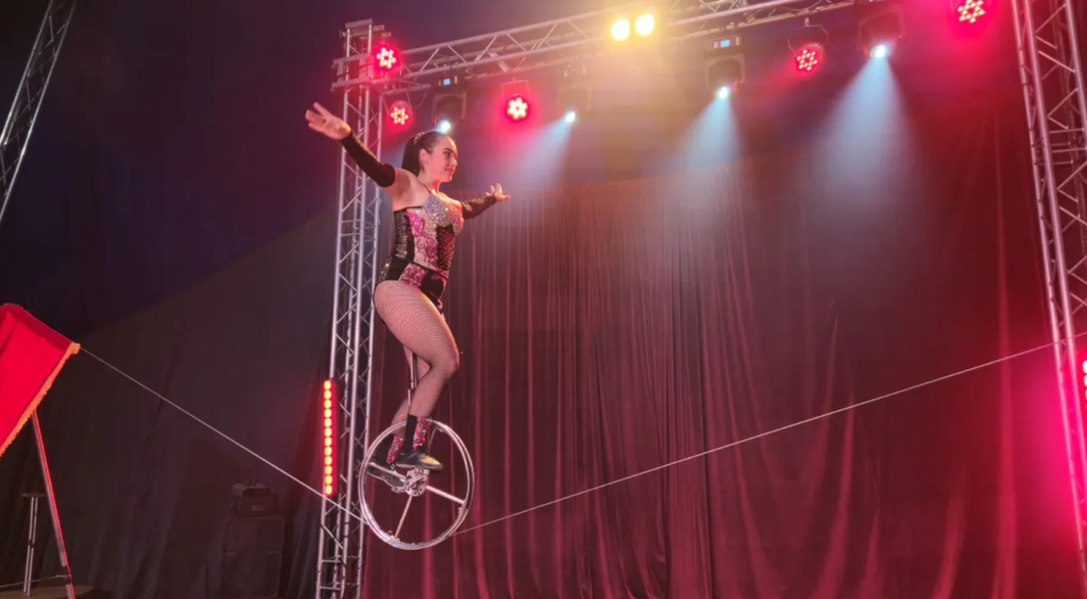 Gewaagde acrobatieke acts. Als ze maar niet valt! Foto: Wintercircus Pallasso