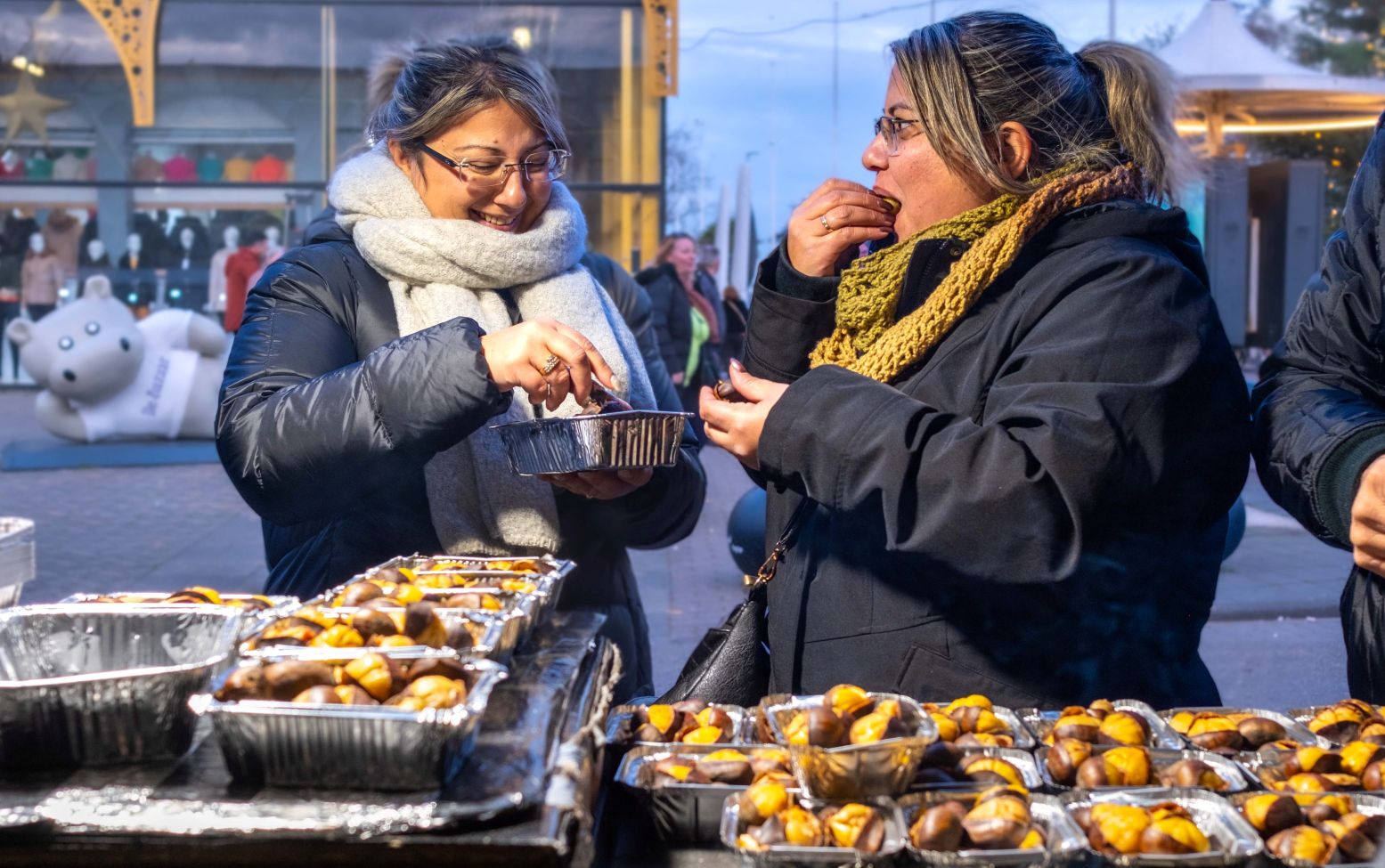 Sluit de dag gezellig af met wat lekkers van een van de foodstands op de Boulevard. Foto: De Bazaar