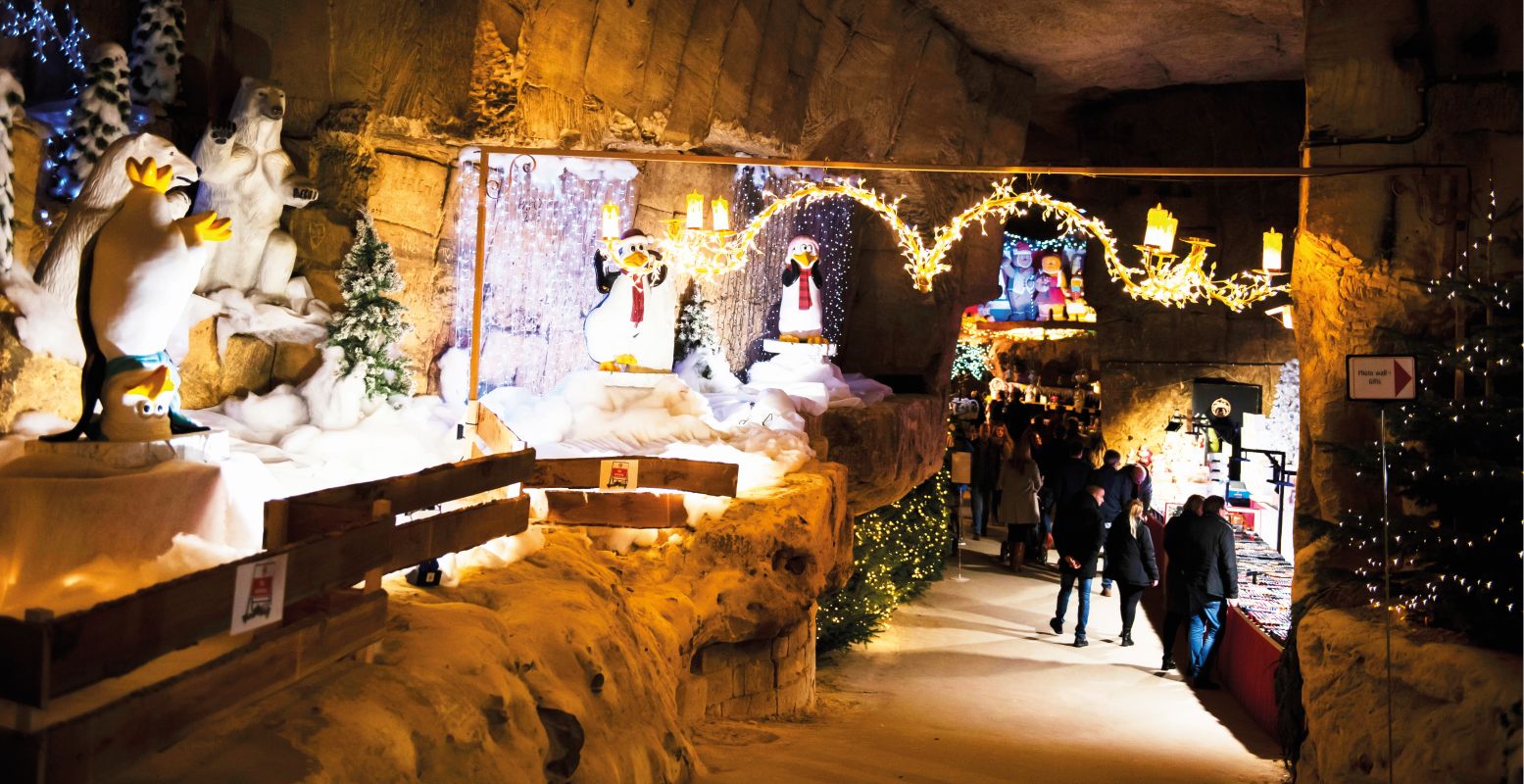 Duik onder in de gezellige Gemeentegrot in Valkenburg, vol lichtjes en andere kerstdecoratie. Foto: Kerststad Valkenburg