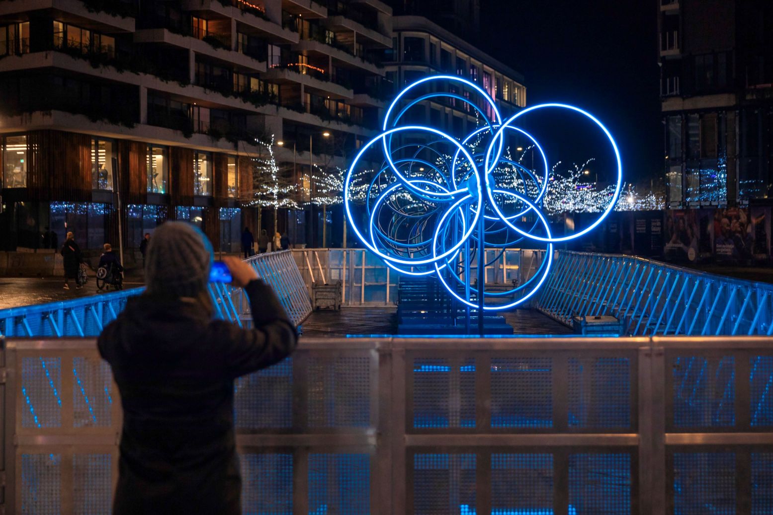 Laat je hypnotiseren door de ringen van Kinetic Perspective, een kunstwerk van Juan Fuentes. Foto: I Light U 2024 ©  Juan Fuentes