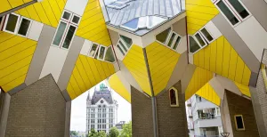 Top 10 bezienswaardigheden in Rotterdam De Kubuswoningen ontworpen door Piet Blom en het Witte Huis ontworpen door Willem Molenbroek. Foto: Rotterdam Make It Happen © Iris van den Broek.