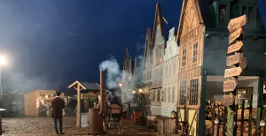 Kerst in Dickensstijl? Dit zijn de leukste Dickens Festijnen Stap terug in de negentiende eeuw bij een Dickensfestijn, vol taferelen uit de boeken van Charles Dickens en soms zelfs hele straatjes. Foto: Dickens in de Liemers