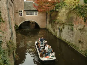 Vaartocht op de Binnendieze Beleef een bijzondere rondvaart door Den Bosch. Foto: Kring Vrienden van 's Hertogenbosch, Studio Van Elten 's-Hertogenbosch