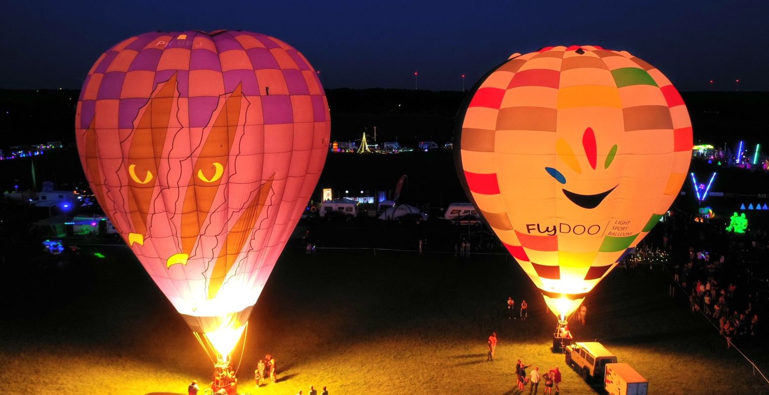 Luchtballonnen en vliegers lichten op tijdens Lichtjesavond. Foto: Christiaan Rombouts