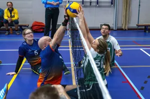 Fotobeschrijving: Zitvolleybal. Foto: Robert Hoogendoorn.