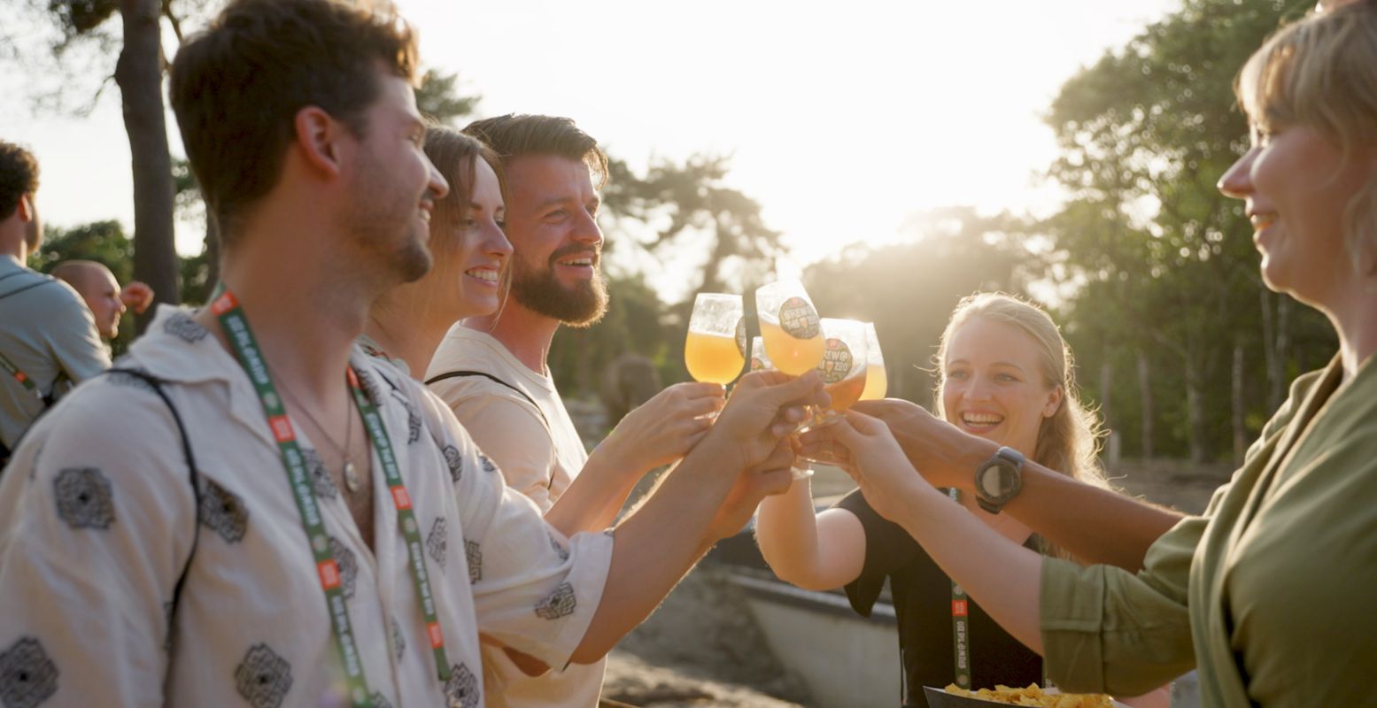 Bierliefhebbers halen hun hart op tijdens Brew@theZoo. Foto: Beekse Bergen