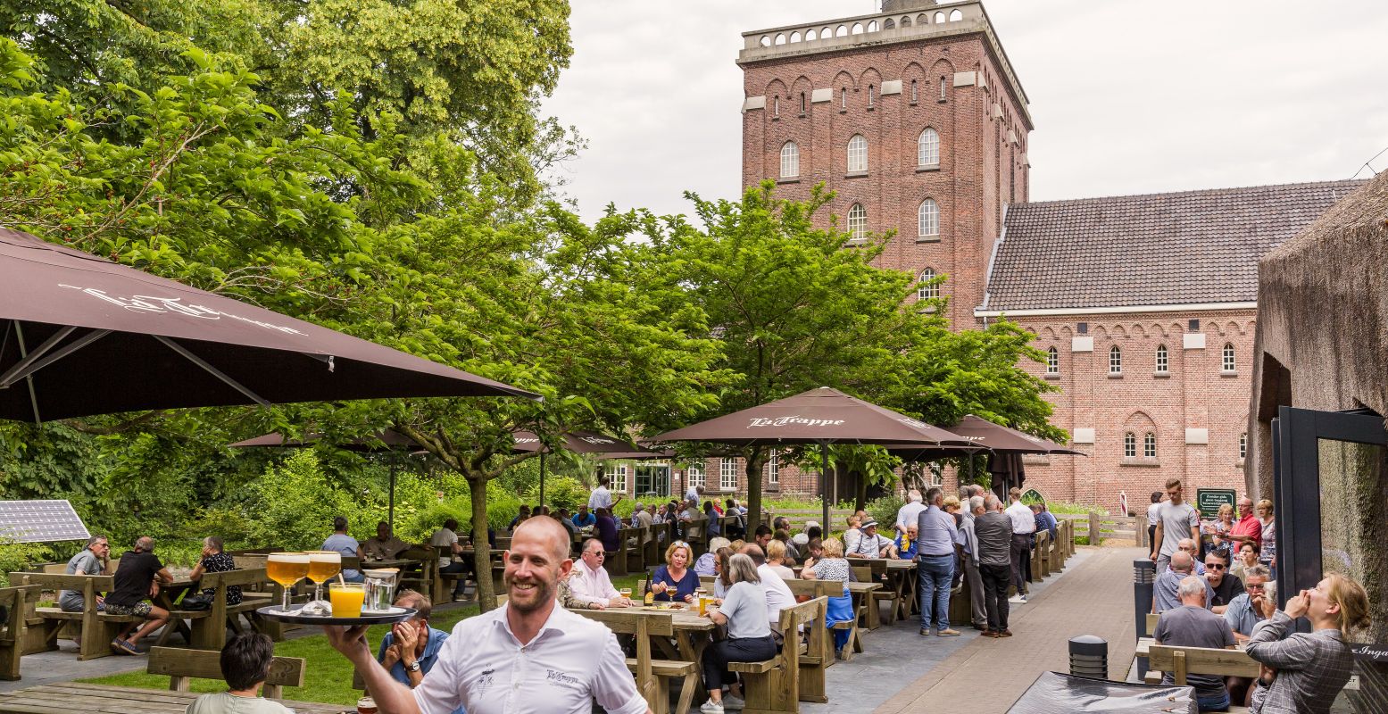 Biertjes drinken en genieten van de gezelligheid op de trappistenmarkt. Foto: La Trappe Trappist