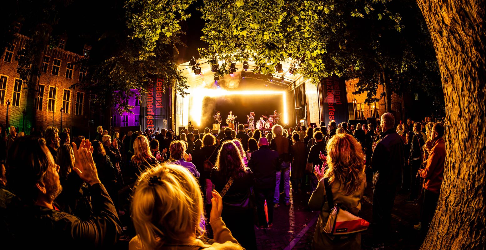 Elke avond gratis optredens op het Middelburgse Abdijplein. Foto: Inglourious Fiction