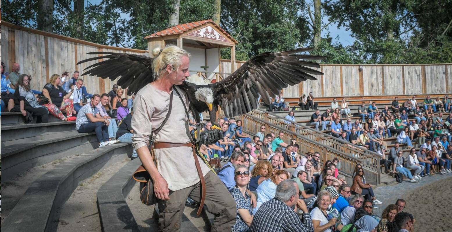 Historische events met Hemelvaart en Pinksteren Bekijk een gave roofvogelshow. Foto: Museumpark Archeon