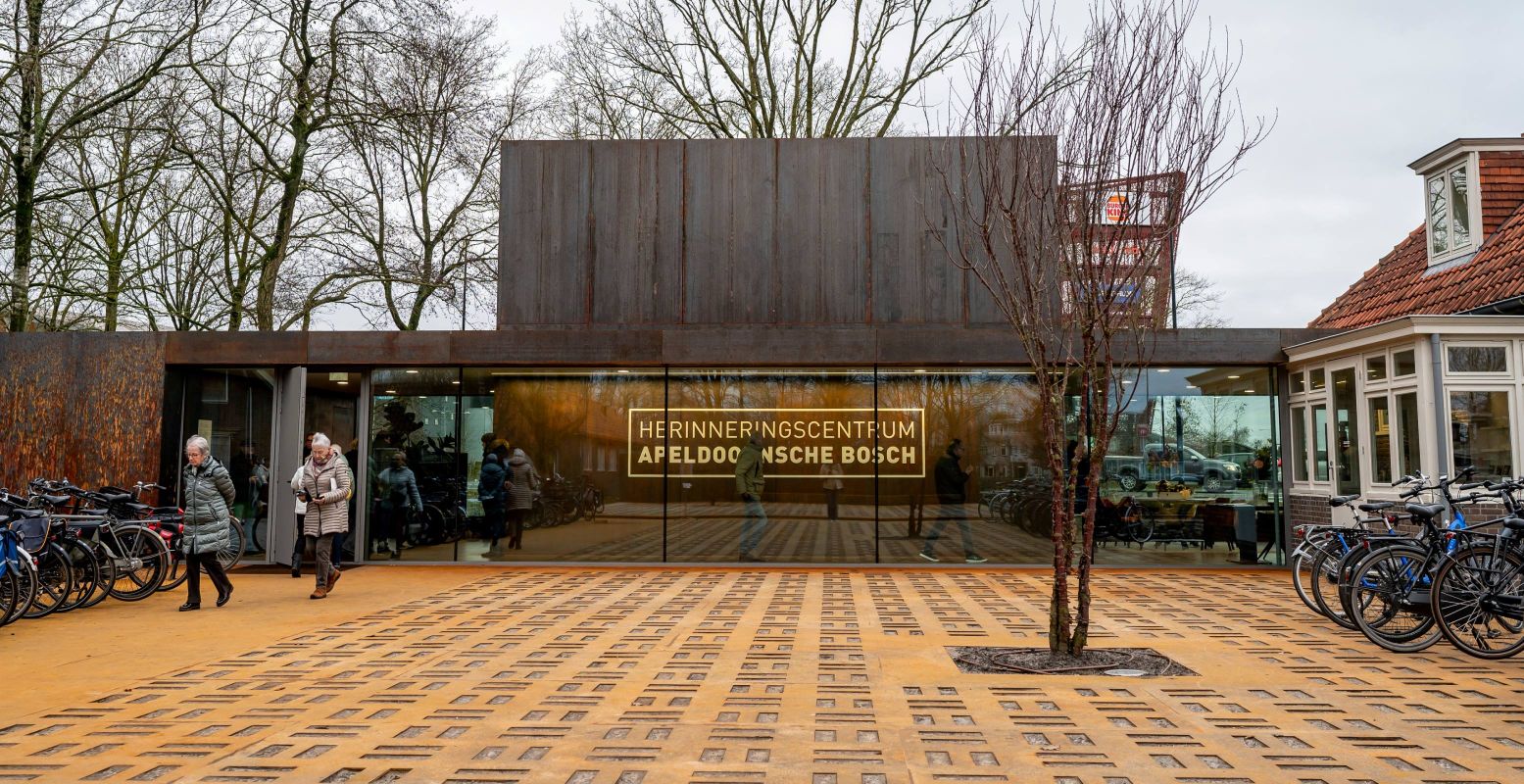 Op het nieuwe voetstappenplein voor het gebouw word je meteen geconfronteerd met het oorlogsdrama in Het Apeldoornsche Bosch. Foto: CODA