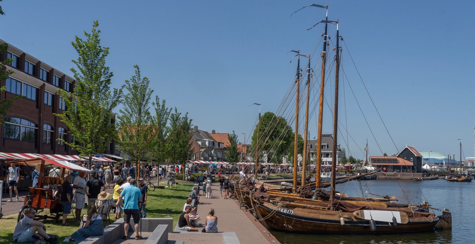 Bewonder de prachtige botterschepen langs de kade, die op vrijdag meedoen aan de traditionele Bokkingrace. Foto: © Ton Pors