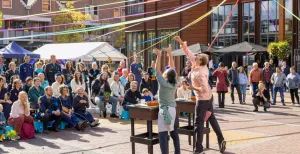 Geniet gratis van allerlei culturele activiteiten op Uitfestival Almere Dompel je onder in verschillende culturele activiteiten op het gratis Uitfestival in Almere. Foto: Almere City Marketing © Maarten Feenstra