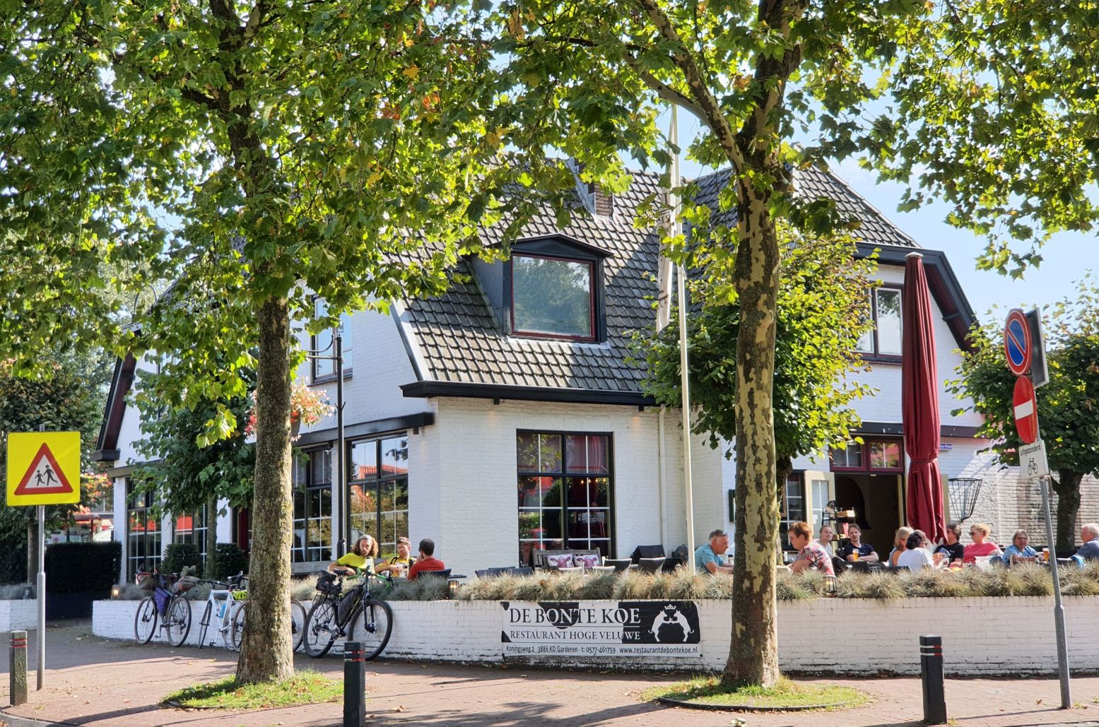 Bij restaurant De Bonte Koe vind je één van de gezellige terrasjes in Garderen. Foto: DagjeWeg.NL © Tonny van Oosten